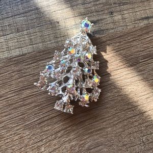 Beautiful crystal Christmas Tree Pin!